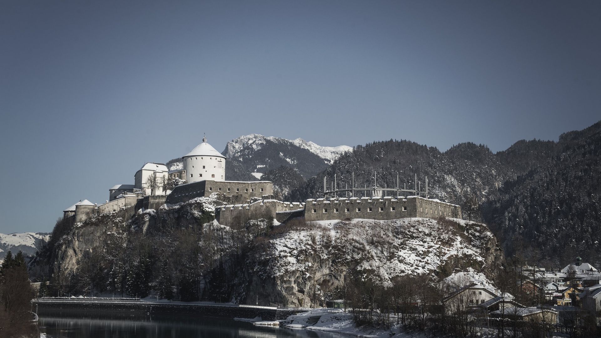 Rewarding excursion destinations at Lake Achensee: Kufstein fortress in winter
